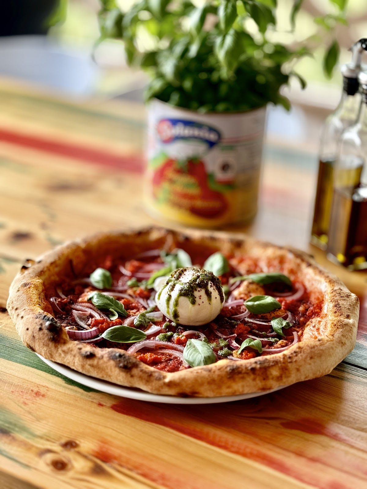 Pizza ZAKWAS na stole - krojona nożyczkami
